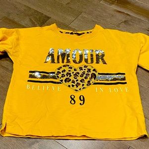 Cute yellow crop top Amour